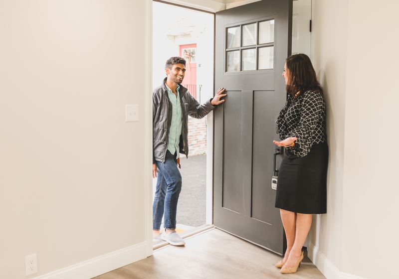 Agente immobilière en visite avec des clients