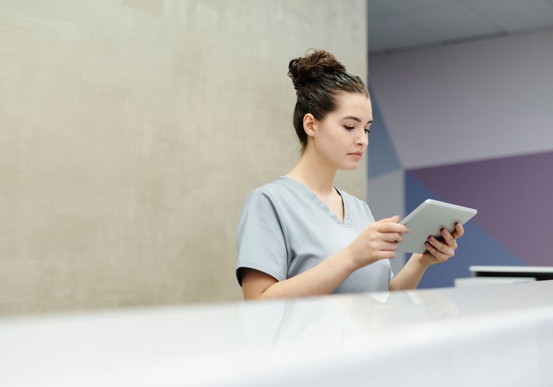 Professionnelle de santé à l'accueil d'un cabinet